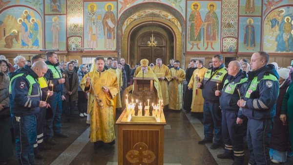 Сотрудники щелковского отдела Госавтоинспекции приняли участие в панихиде по жертвам аварий. Она прошла в Троицком соборе