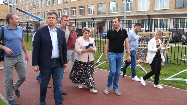 Глава округа Андрей Булгаков проверил ход работ на стадионе около гимназии №6