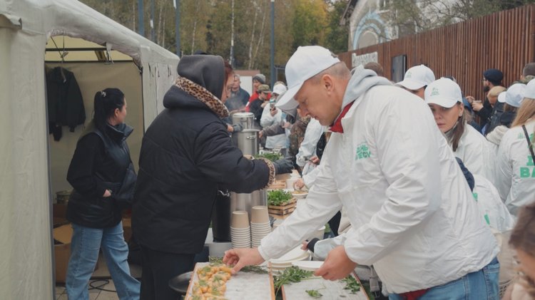 Они же организовали для спортсменов горячий чай и вкусный обед на свежем воздухе