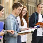 gruppa-podrostkov-citaet-zametki-proekta