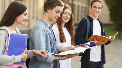 gruppa-podrostkov-citaet-zametki-proekta