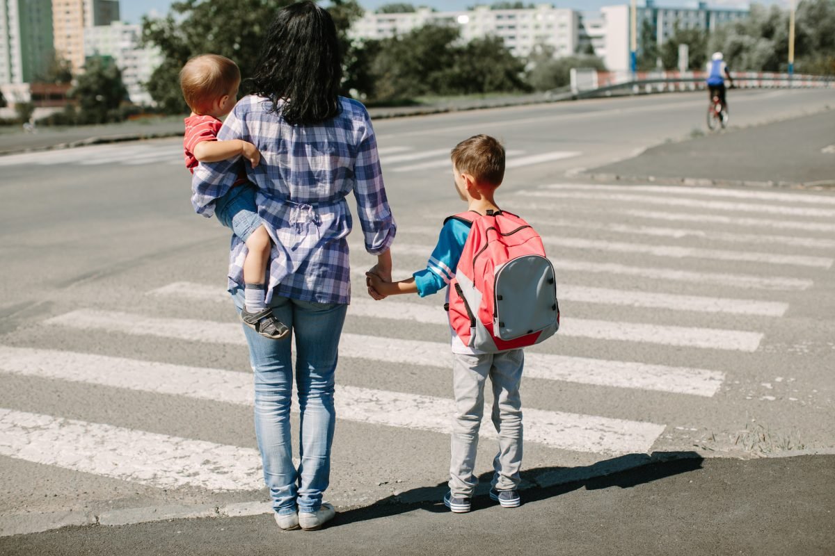 Пешеход идет со. Родители и дети на дороге. Родители и дети на дорогоге. Ребенок и взрослый на дороге. Мама ведет ребенка за руку.