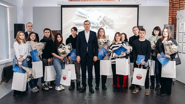 Андрей Булгаков вручил ключи 13 новосёлам