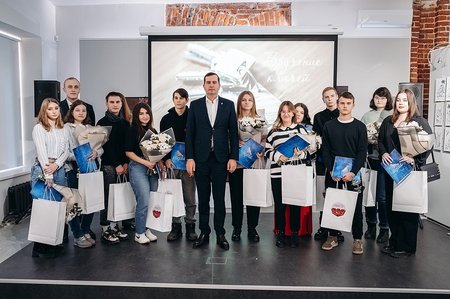 Андрей Булгаков вручил ключи 13 новосёлам