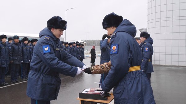 На торжественной церемонии ребятам вручили удостоверение и значок