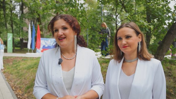 Оксана Хвостикова (слева)