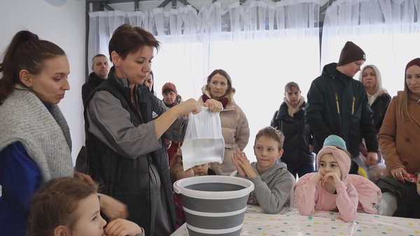 В парке организовали шествие «Парад планет», после которого ребята побывали в «научной лаборатории», где провели различные эксперименты.