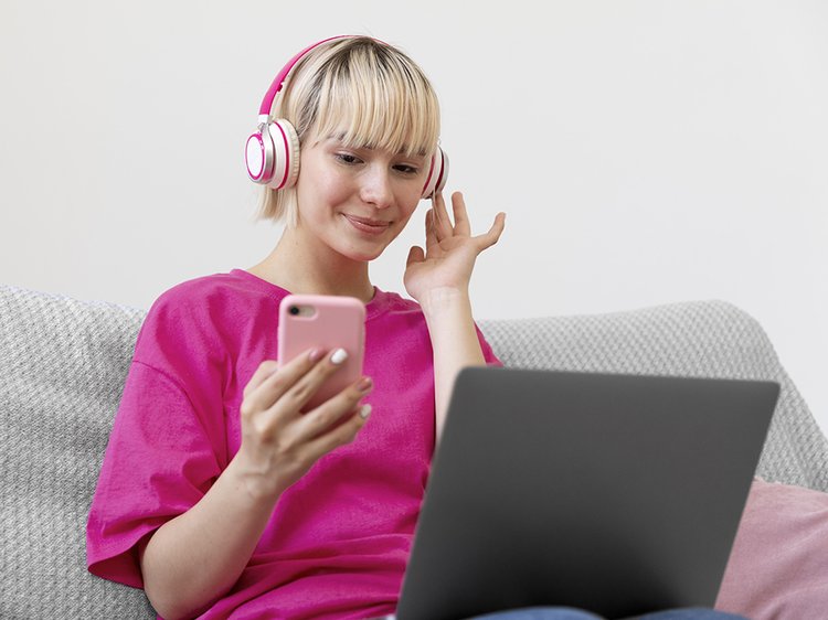 krasivaa-zensina-delausaa-selfi-vo-vrema-raboty-iz-doma