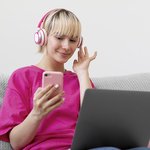 krasivaa-zensina-delausaa-selfi-vo-vrema-raboty-iz-doma