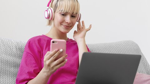 krasivaa-zensina-delausaa-selfi-vo-vrema-raboty-iz-doma