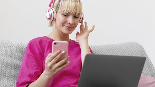 krasivaa-zensina-delausaa-selfi-vo-vrema-raboty-iz-doma