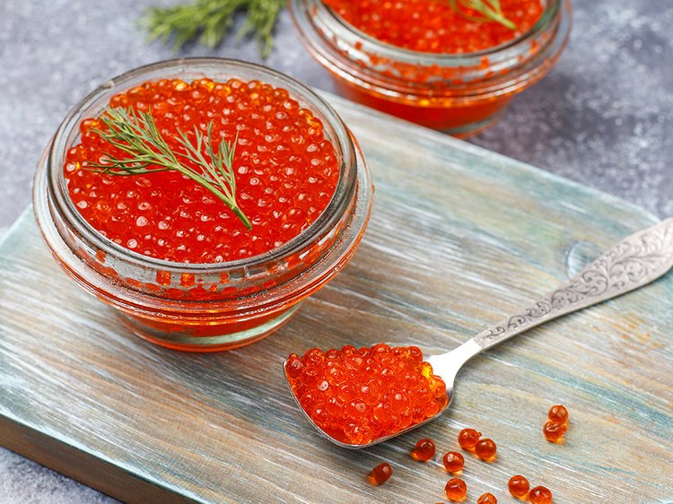 krasnaa-ikra-v-steklannoi-posude-i-v-lozke-vid-sverhu