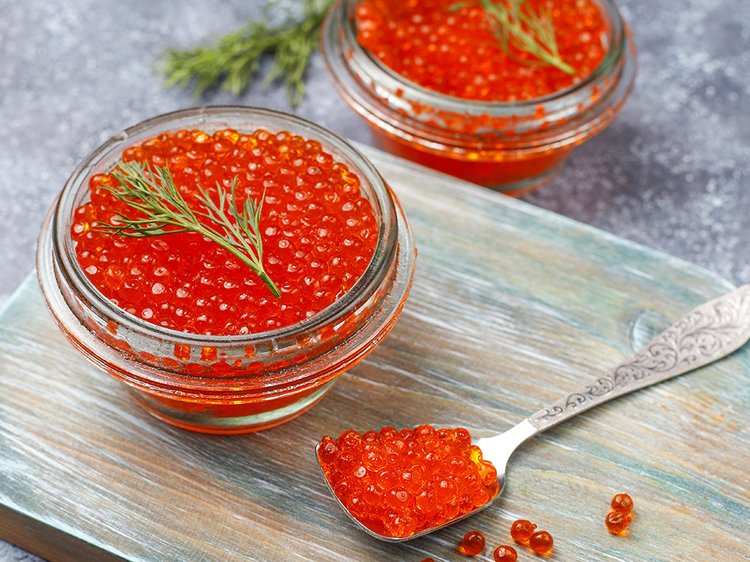 krasnaa-ikra-v-steklannoi-posude-i-v-lozke-vid-sverhu