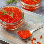 krasnaa-ikra-v-steklannoi-posude-i-v-lozke-vid-sverhu