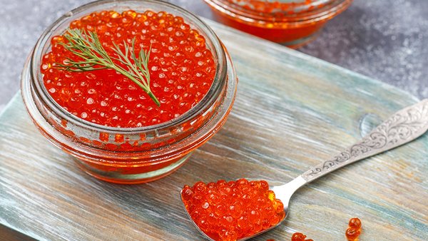 krasnaa-ikra-v-steklannoi-posude-i-v-lozke-vid-sverhu
