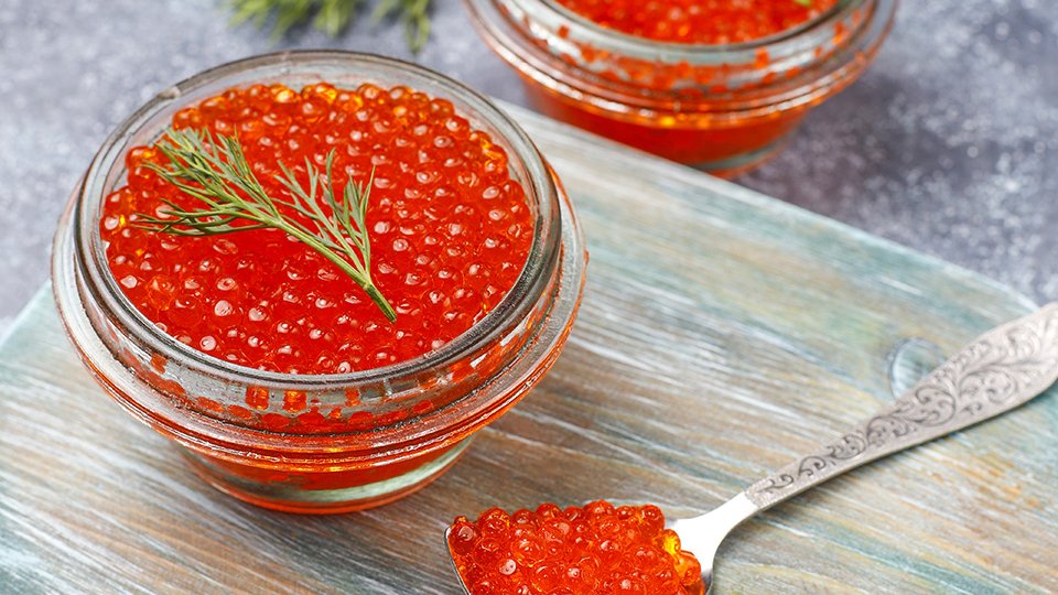 krasnaa-ikra-v-steklannoi-posude-i-v-lozke-vid-sverhu