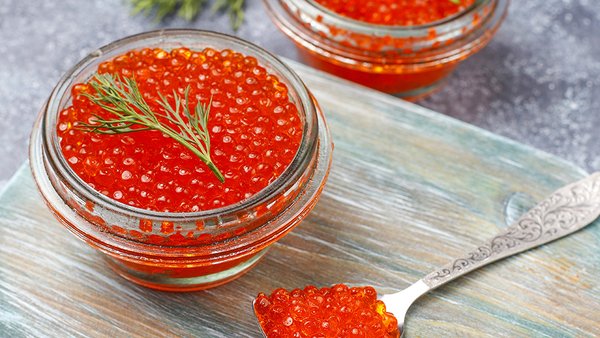 krasnaa-ikra-v-steklannoi-posude-i-v-lozke-vid-sverhu