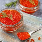 krasnaa-ikra-v-steklannoi-posude-i-v-lozke-vid-sverhu