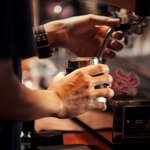 krupnym-planom-barista-prigotovlenia-kapucino-barmen-gotovit-kofeinyi-napitok