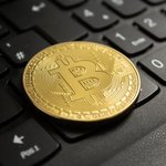 krupnym-planom-vystrelil-bitkoin-na-cernoi-komp-uternoi-klaviature