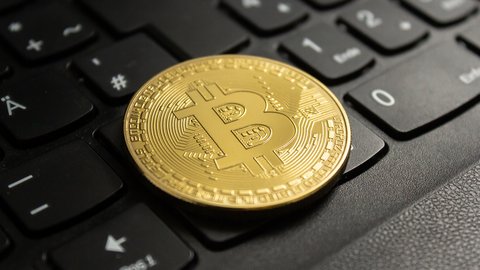 krupnym-planom-vystrelil-bitkoin-na-cernoi-komp-uternoi-klaviature