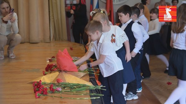 В завершение школьники возложили цветы к импровизированному Вечному огню