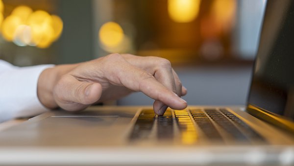man-typing-laptop-with-bokeh