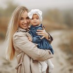 mat-s-docer-u-igraa-v-osennem-pole