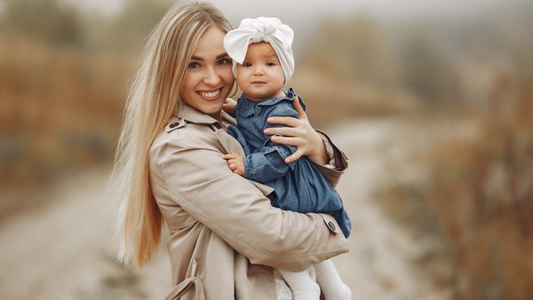 mat-s-docer-u-igraa-v-osennem-pole