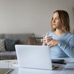 medium-shot-woman-holding-cup