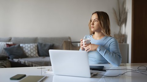 medium-shot-woman-holding-cup