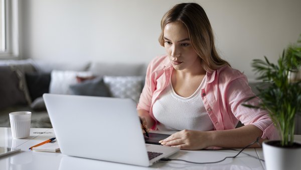 medium-shot-woman-working-from-home