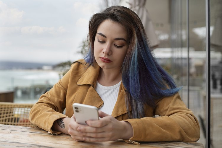 medium-shot-young-woman-sitting-coffee-shop