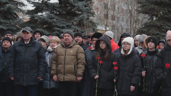 Минута молчания. К обелиску возложили цветы