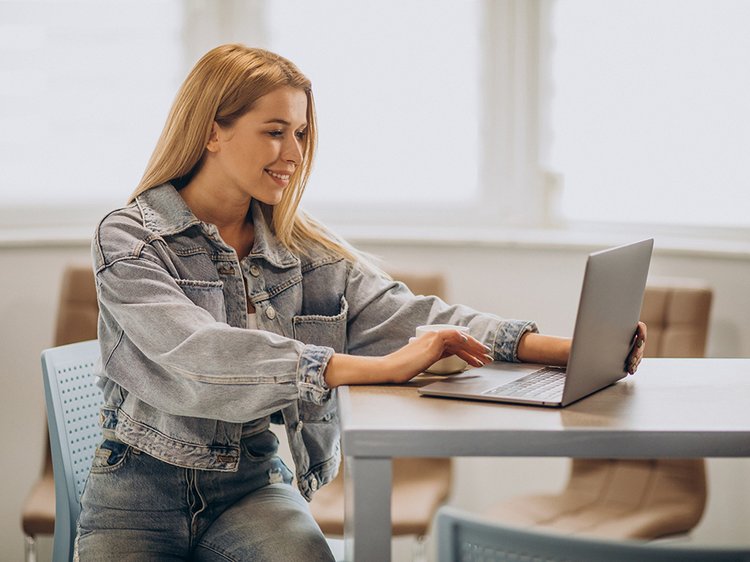 molodaa-zensina-rabotausaa-na-komp-utere-iz-doma