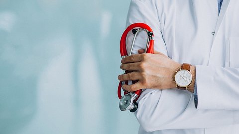 molodoi-krasivyi-vrac-v-medicinskom-halate-so-stetoskopom