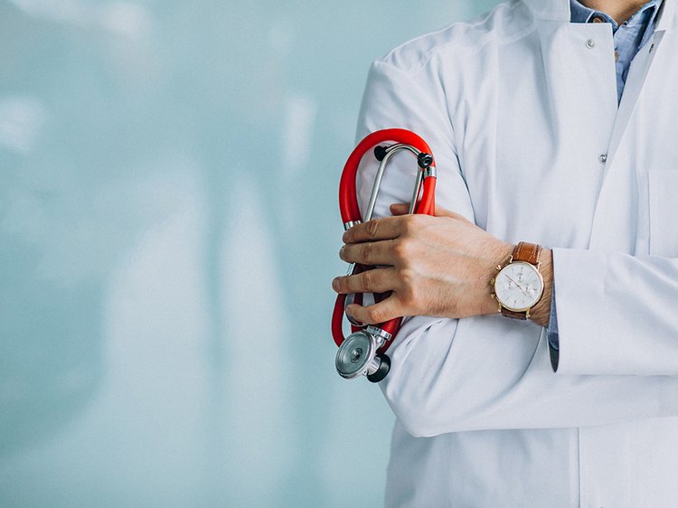 molodoi-krasivyi-vrac-v-medicinskom-halate-so-stetoskopom