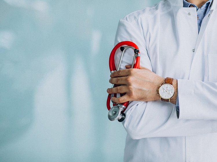 molodoi-krasivyi-vrac-v-medicinskom-halate-so-stetoskopom