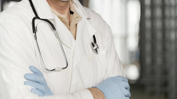 muzskoi-doktor-portret-s-medicinskoi-maskoi