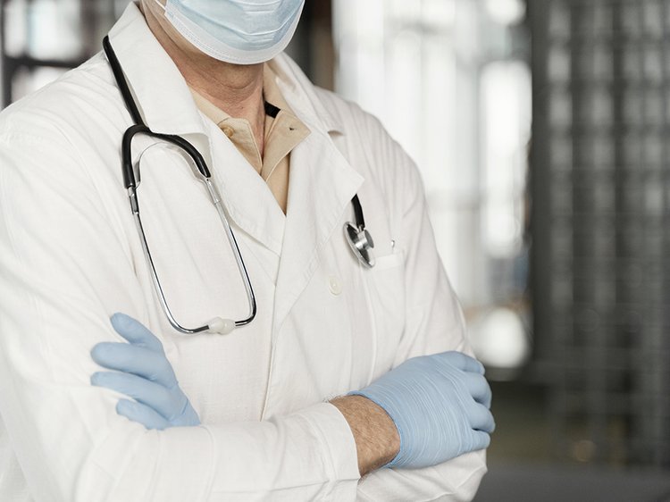 muzskoi-doktor-portret-s-medicinskoi-maskoi