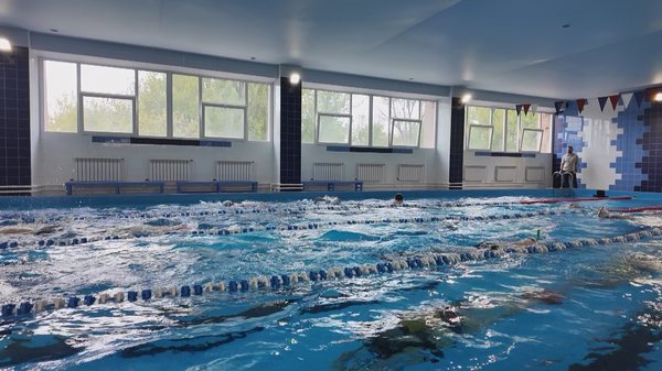 Здесь занимаются плаванием более 1 500 человек, 50 из них – дети-инвалиды, для которых активный образ жизни важен в особенности