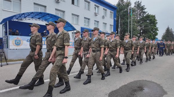 В одном ряду с опытными военнослужащими, теми, кто не раз рисковал жизнью, выполняя боевые задачи, в том числе и в зоне специальной военной операции, стоят и новобранцы, служащие по призыву