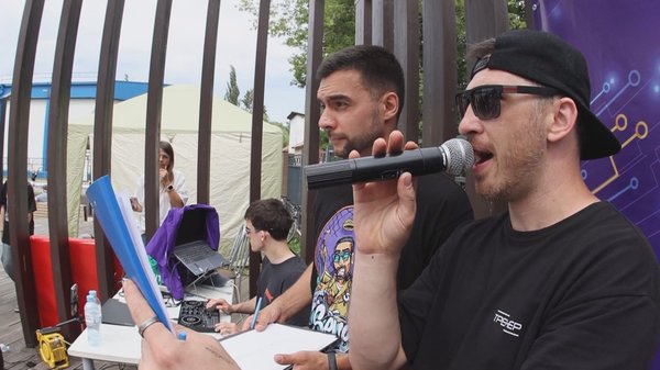 MC D-KEN, или ведущий мероприятия Александр Жаворонков заводит толпу и следит, чтобы никто не скучал