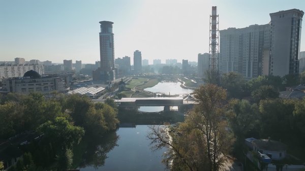 Пережив непростые годы, в последнее время мост очень сильно преобразился