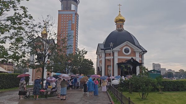 Конечно, всех прихожан он вместить не смог, и праздничная служба транслировалась на улицу