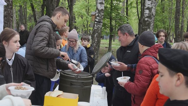 У полевой кухни собралось много желающих попробовать знаменитую ароматную «Солдатскую кашу»