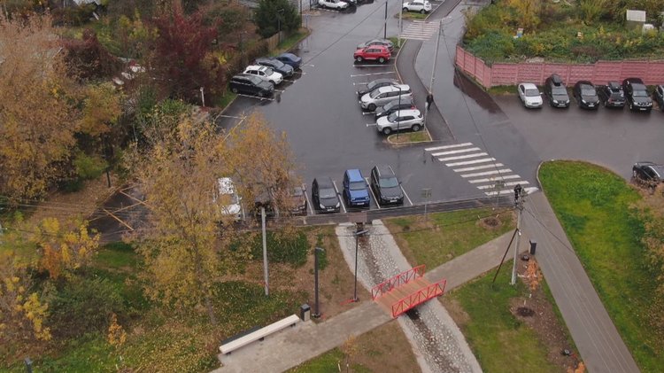 Рядом отремонтирован проезд для автомобилей. Создана перехватывающая парковка площадью 2 110 квадратных метров