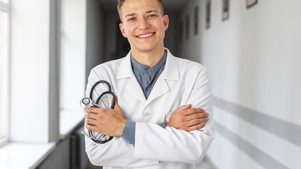 portret-molodogo-doktora-derza-stetoskop