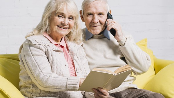 pozilaa-para-s-pomos-u-smartfona