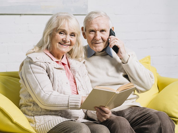 pozilaa-para-s-pomos-u-smartfona